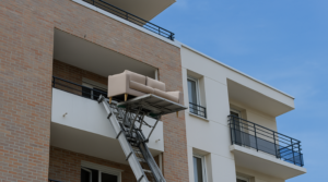 Monte-meubles à Blagnac un atout pour les livraisons et les travaux en accès difficile _